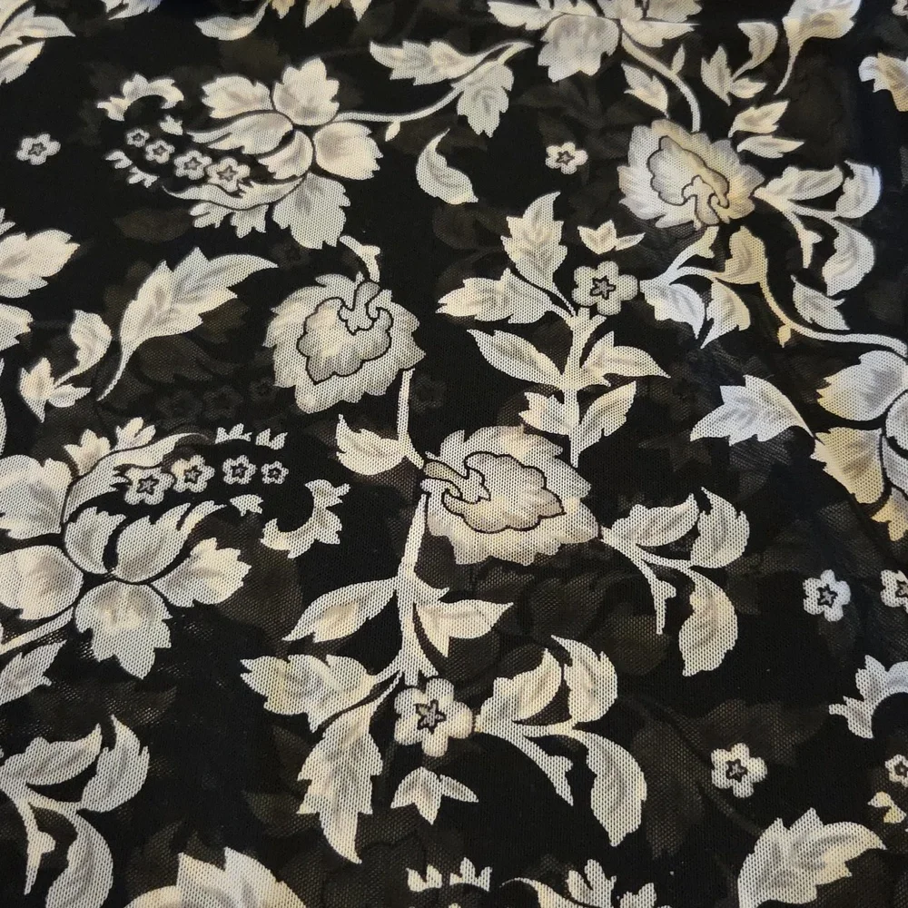 WHBM Floral Top - Picture 5 of 6